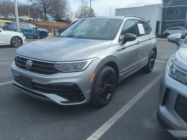 Certified 2024 Volkswagen Tiguan SE R-Line image 9