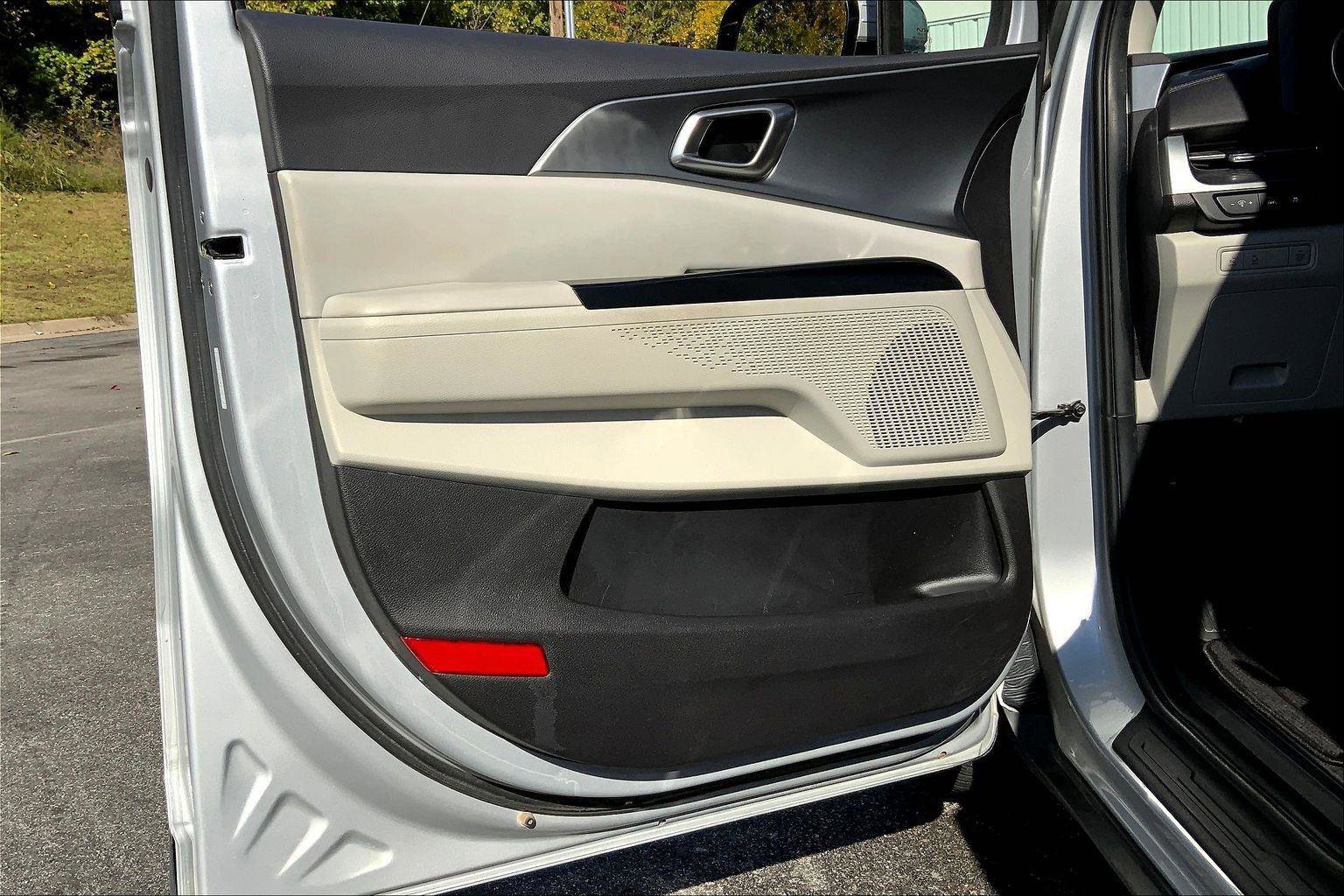 Used 2023 Kia Carnival LX image 21