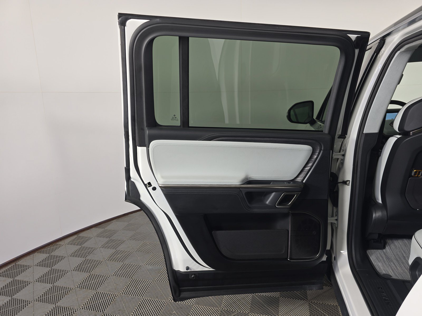 Used 2024 Rivian R1S Adventure AWD/4WD image 17