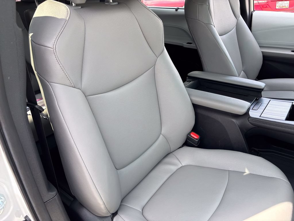 Certified 2026 Toyota Sienna XLE FWD image 38