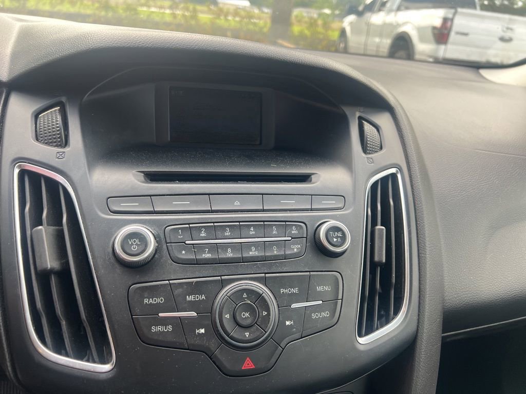 Used 2016 Ford Focus SE w/ Equipment Group 201A FWD image 12