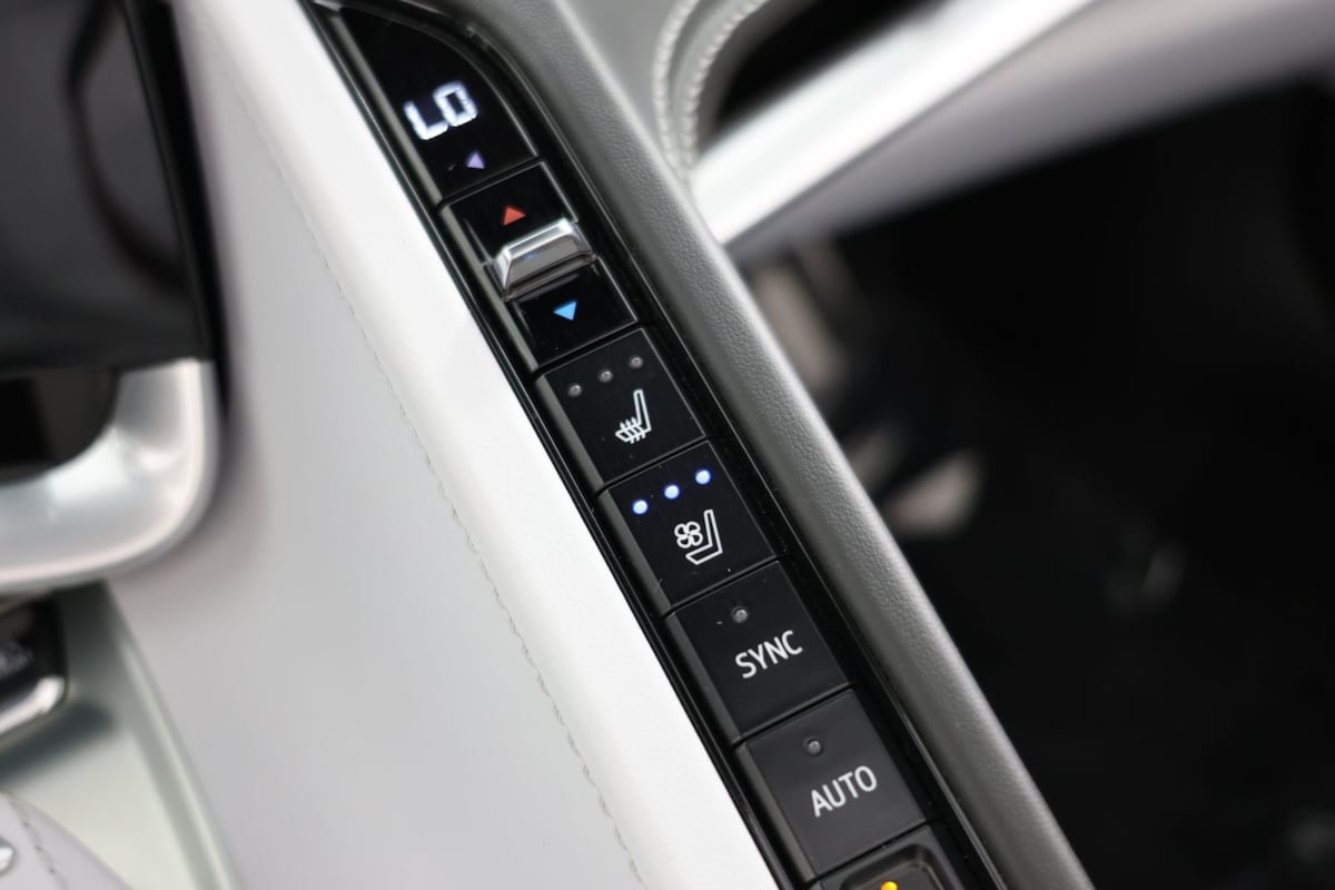 Used 2025 Chevrolet Corvette Stingray Premium Conv w/ Z51 Performance Package RWD image 9