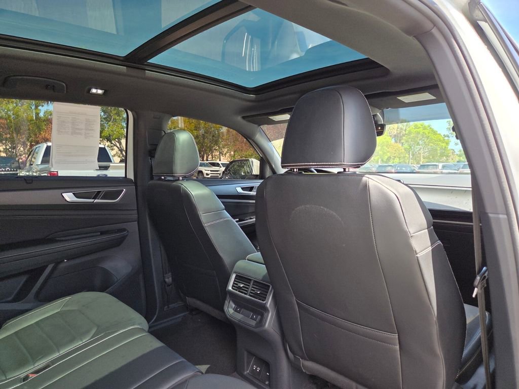 Used 2024 Volkswagen Atlas Cross Sport SEL R-Line AWD/4WD image 12