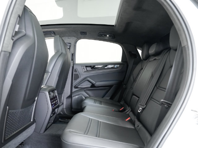 Certified 2025 Porsche Cayenne GTS AWD/4WD image 20
