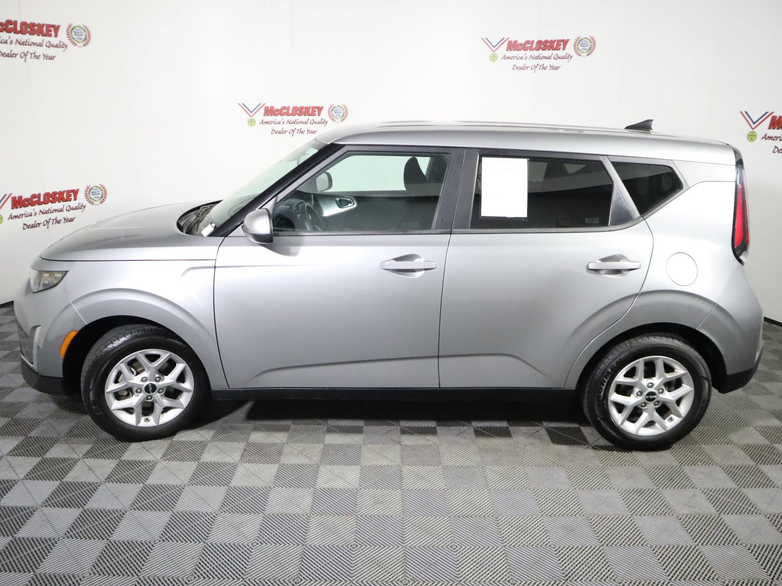 Used 2023 Kia Soul LX w/ Option Group 015 FWD image 16