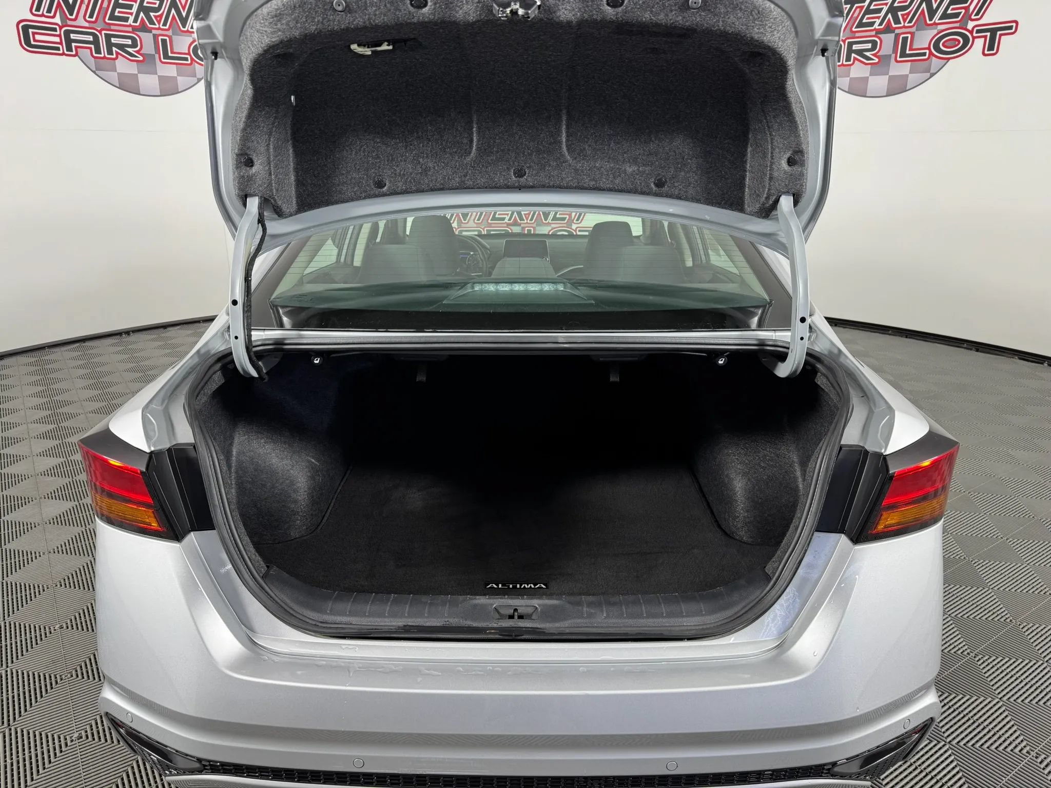Used 2024 Nissan Altima 2.5 SV FWD image 27