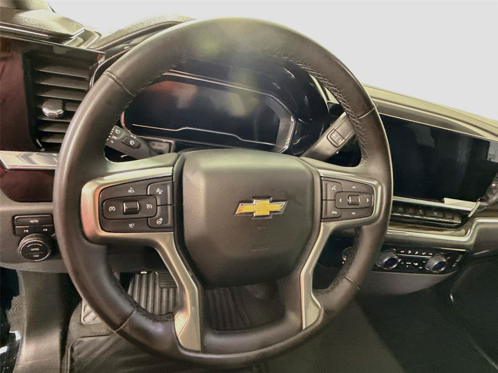 Used 2023 Chevrolet Silverado 1500 LT AWD/4WD image 5