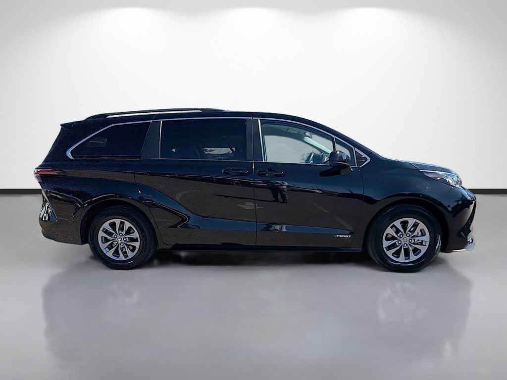 Used 2021 Toyota Sienna LE image 2
