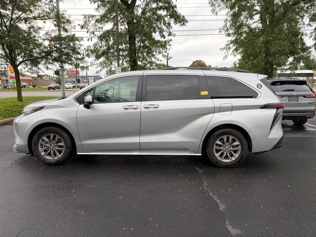 Used 2023 Toyota Sienna XLE FWD image 8