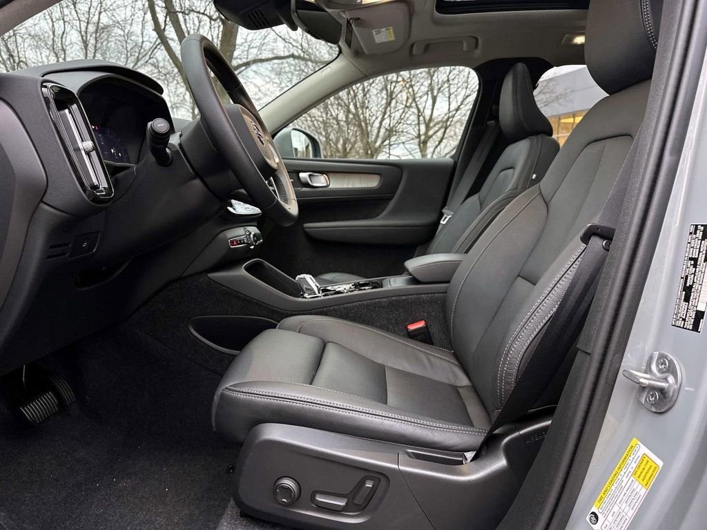Used 2025 Volvo XC40 B5 Ultra w/ Protection Package Premier image 25