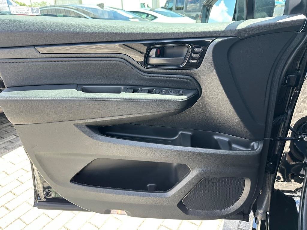 Used 2025 Honda Odyssey Touring image 11