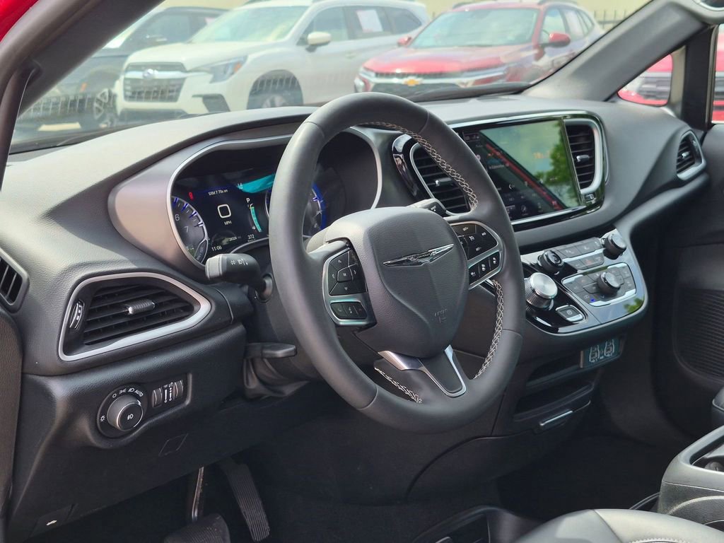 Used 2025 Chrysler Pacifica Select FWD image 14