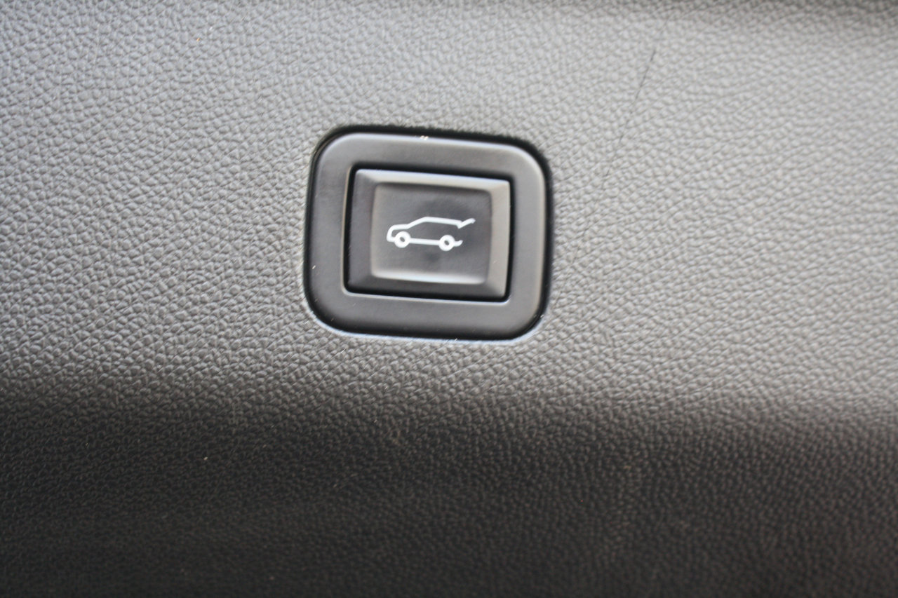 Used 2023 GMC Yukon Denali image 12
