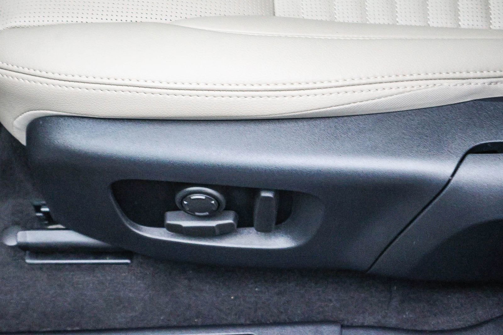 Used 2025 Land Rover Discovery Sport S image 27