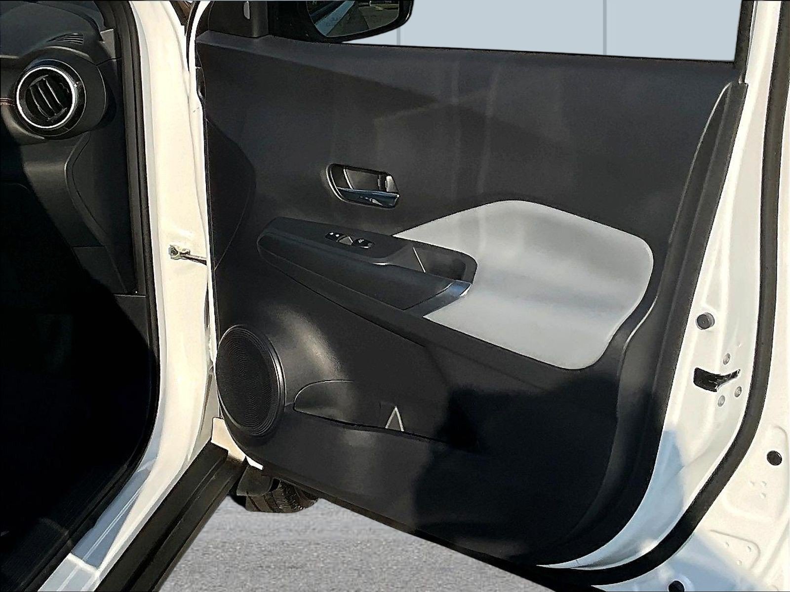 Used 2024 Nissan Kicks SR w/ SR Premium Package FWD image 30