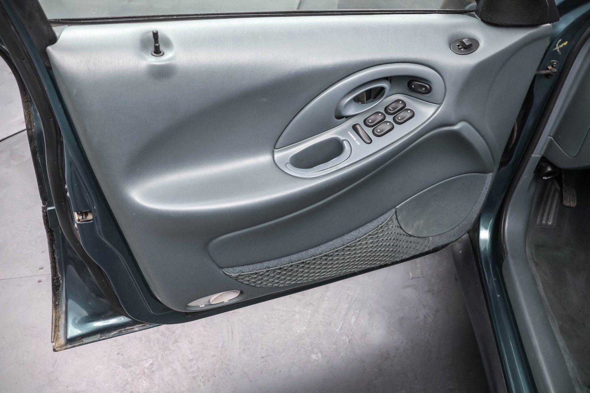 Used 1997 Ford Taurus GL image 8
