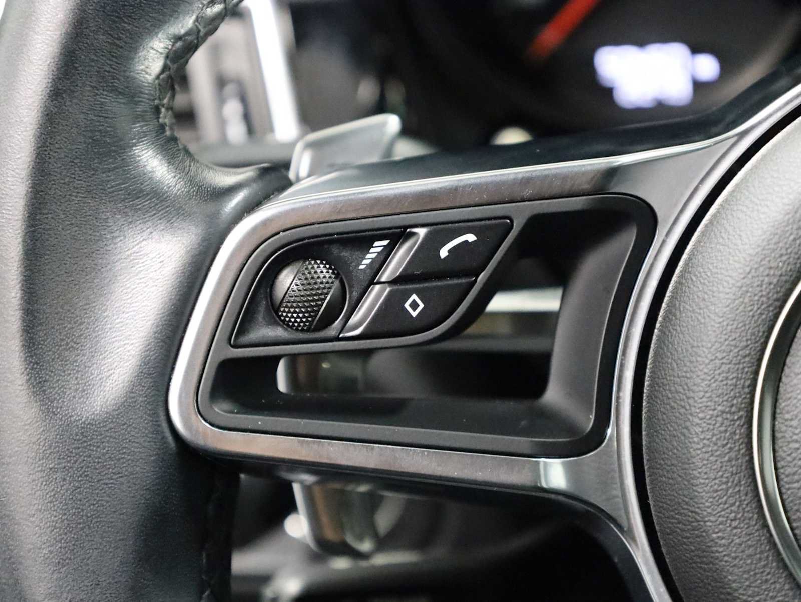 Used 2018 Porsche Macan AWD/4WD image 27