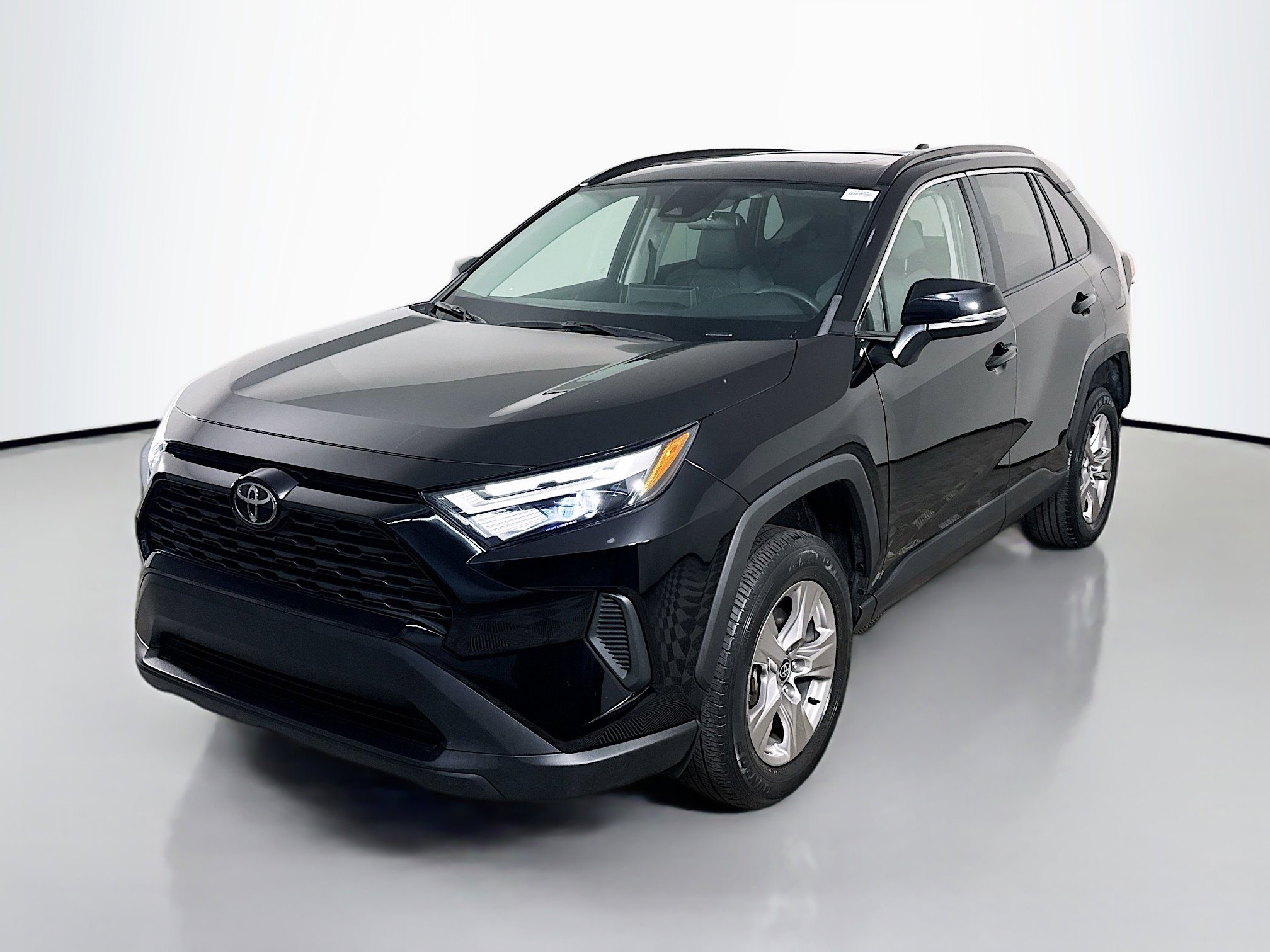 Used 2023 Toyota RAV4 XLE w/ Convenience Package image 4