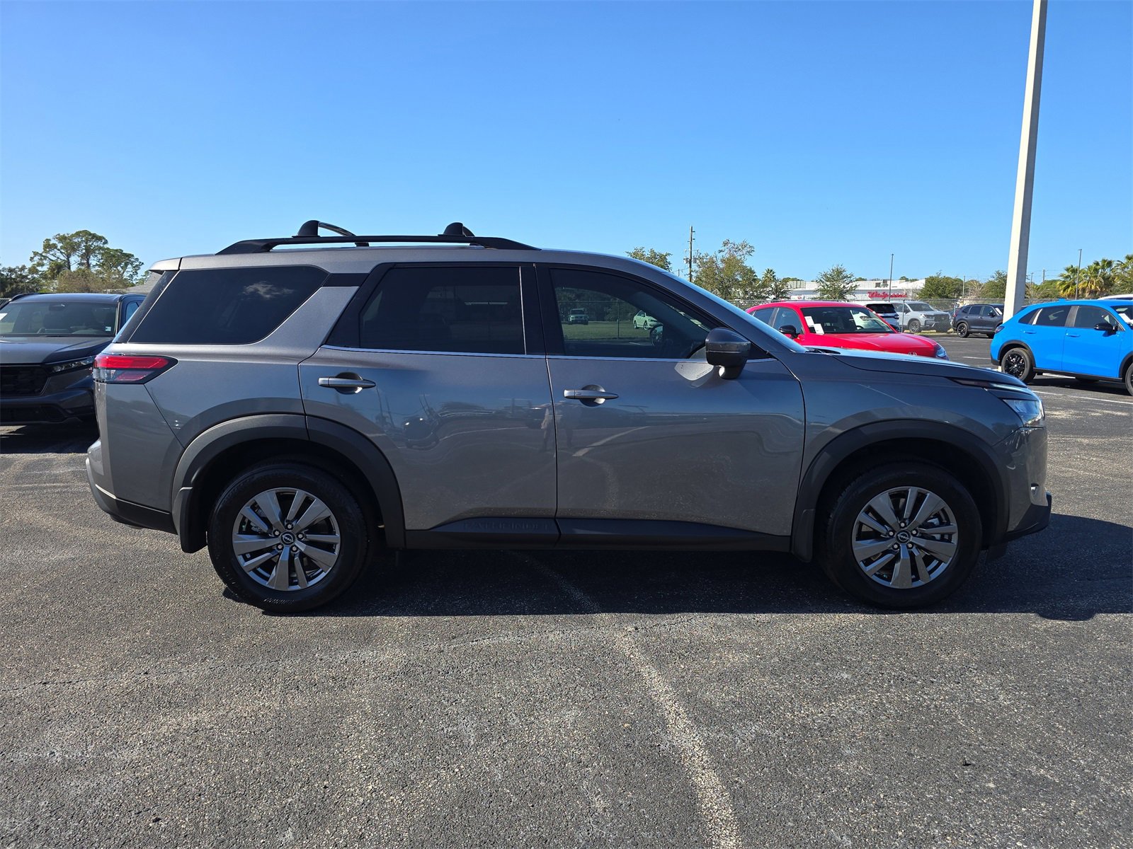 Used 2025 Nissan Pathfinder SV image 3