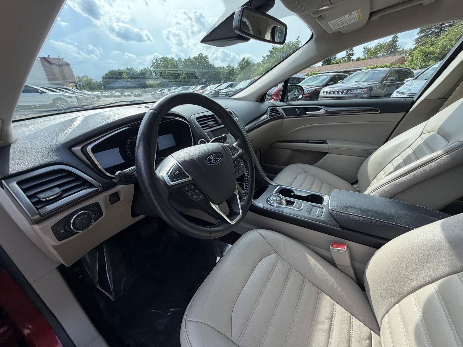 Used 2017 Ford Fusion SE w/ Fusion SE Technology Package FWD image 10