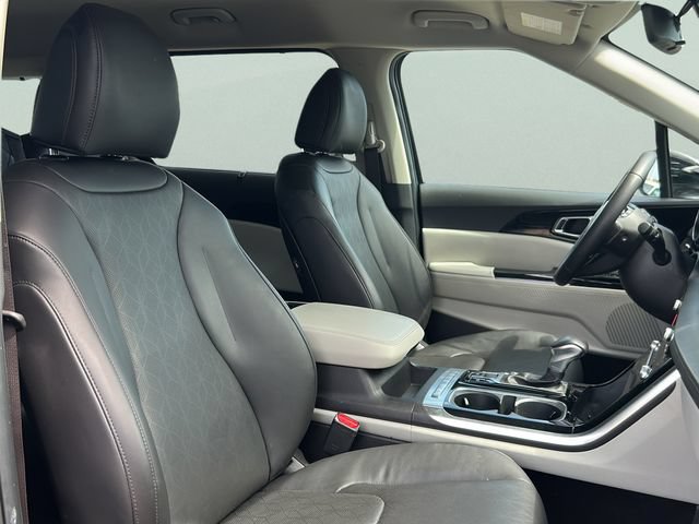 Used 2024 Kia Carnival EX FWD image 21