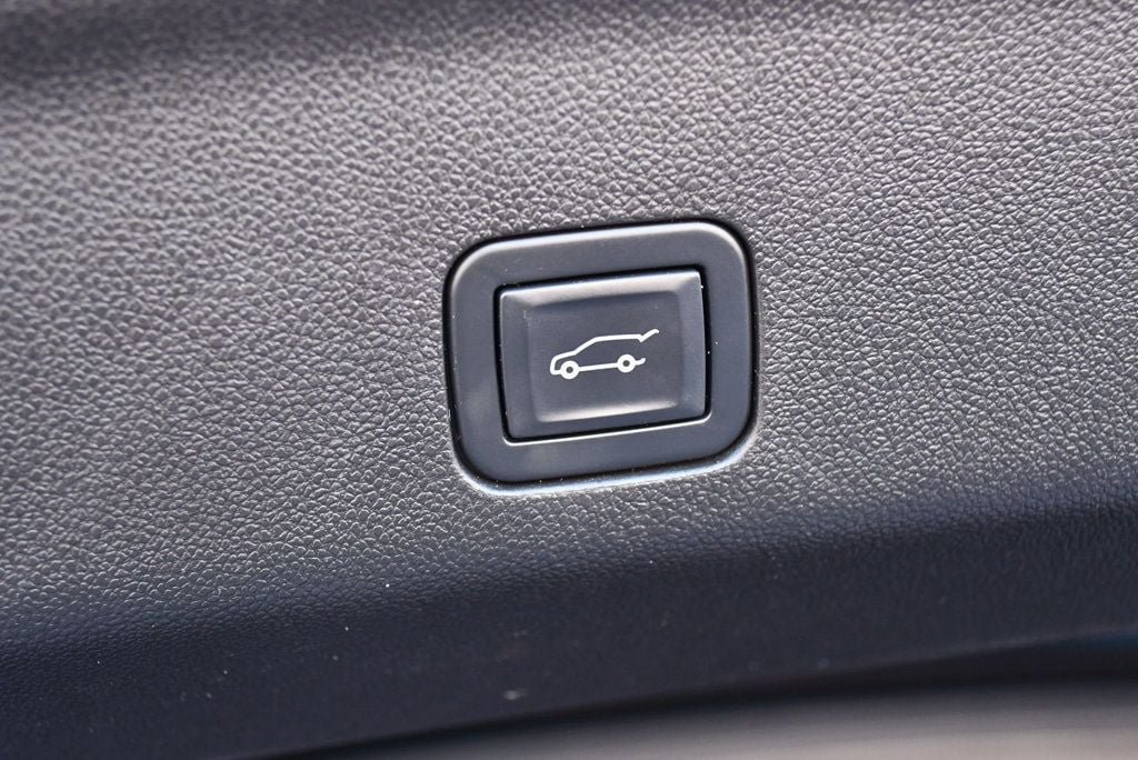 Used 2021 GMC Yukon Denali w/ Denali Premium Package RWD image 22