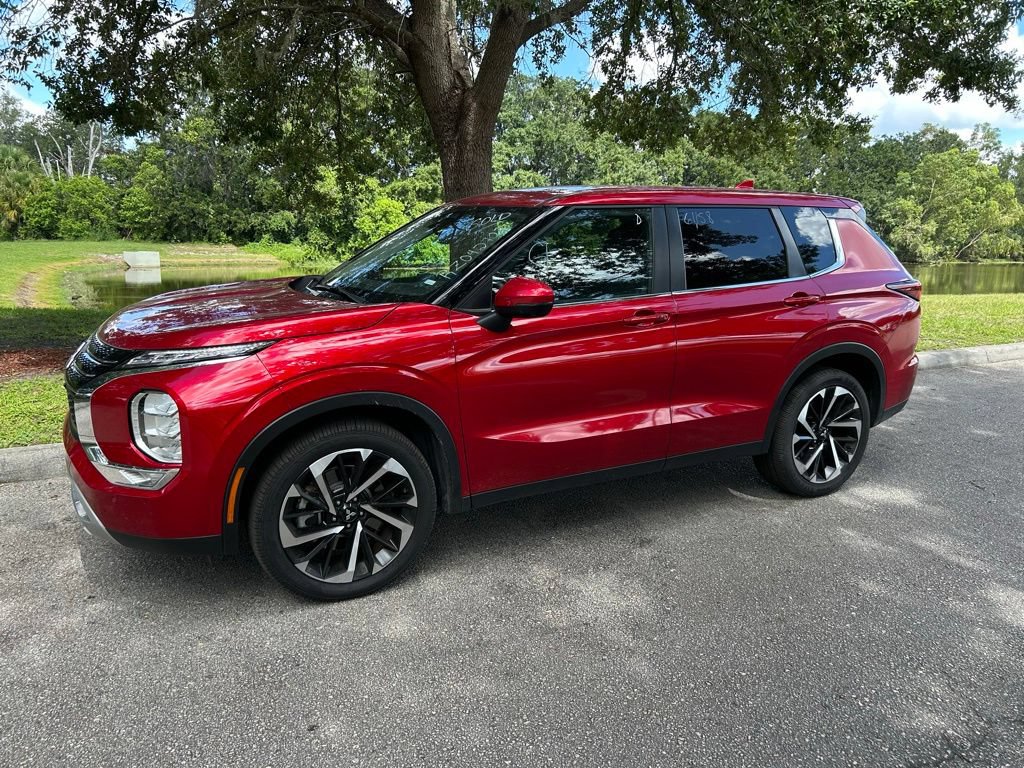 Used 2024 Mitsubishi Outlander SE FWD image 2