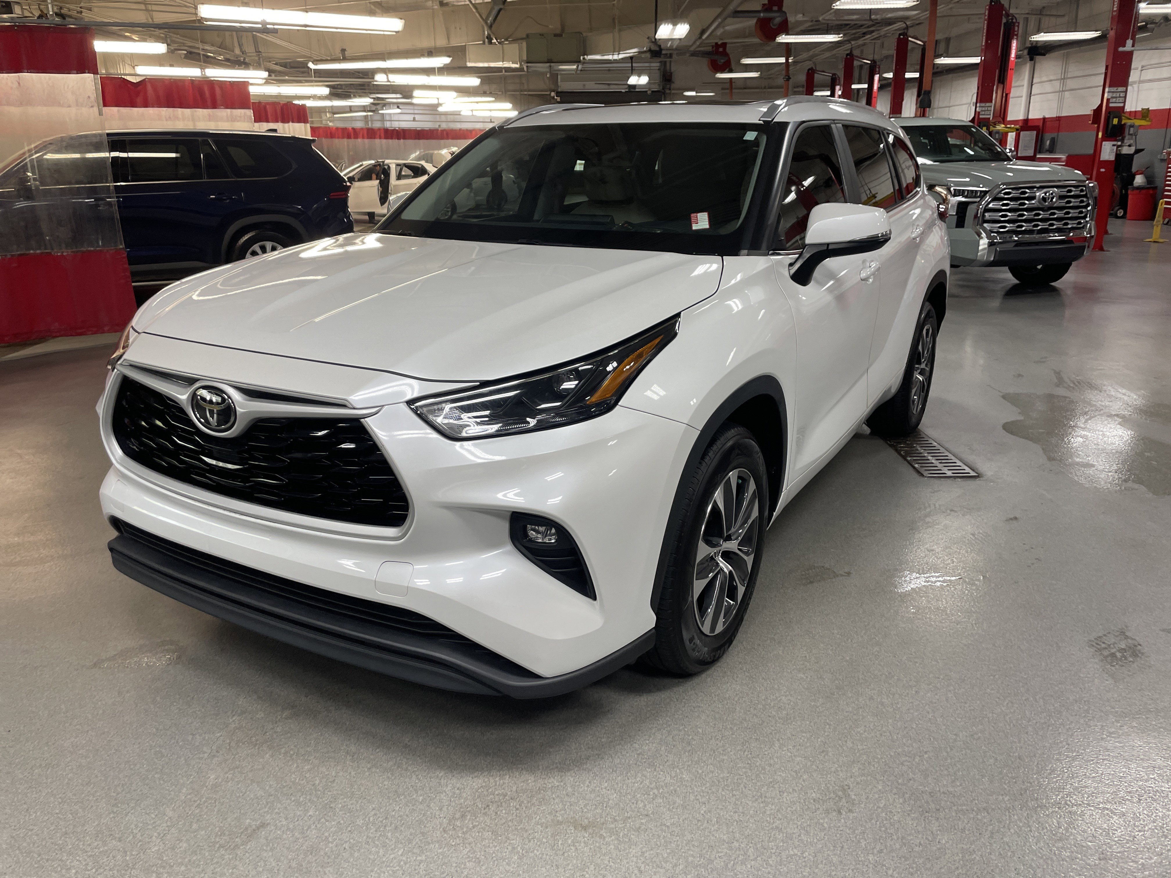 Used 2023 Toyota Highlander XLE image 5