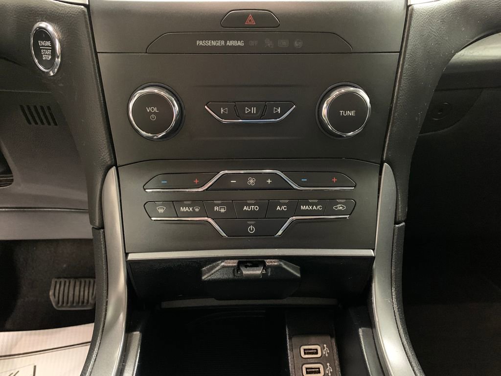 Used 2020 Ford Edge SE image 9