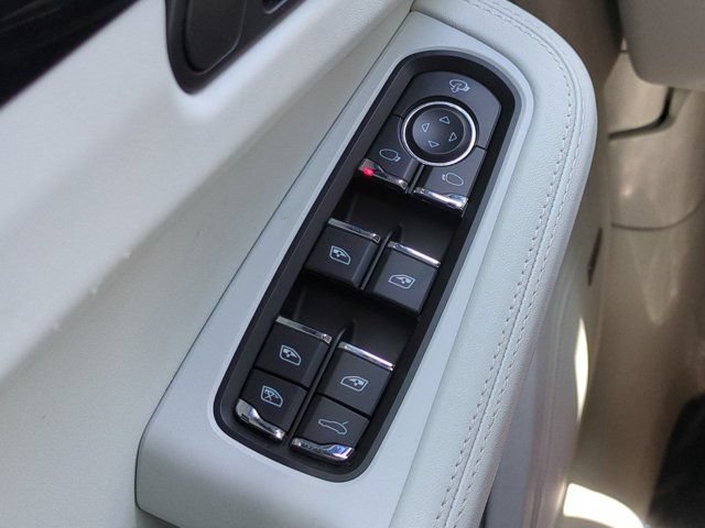 Used 2024 Porsche Macan AWD/4WD image 21