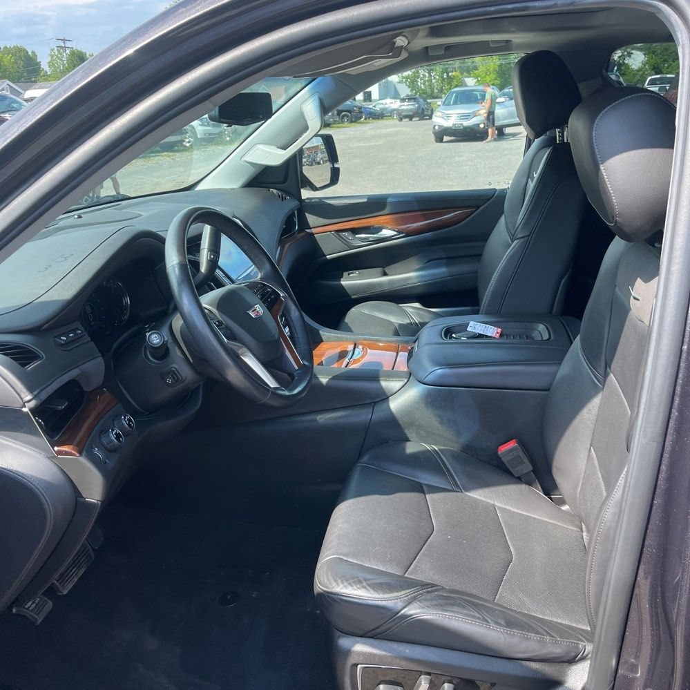 Used 2018 Cadillac Escalade Luxury AWD/4WD image 3
