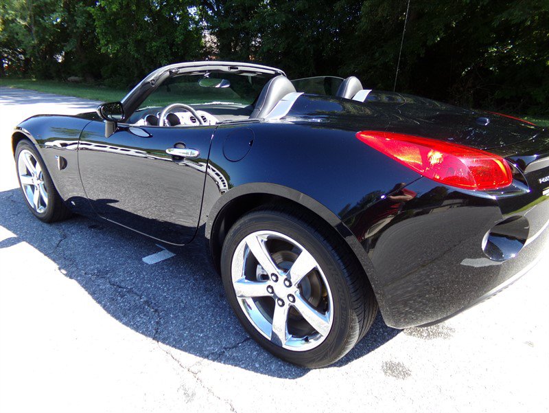 Used 2007 Pontiac Solstice Convertible w/ Premium Package RWD image 2
