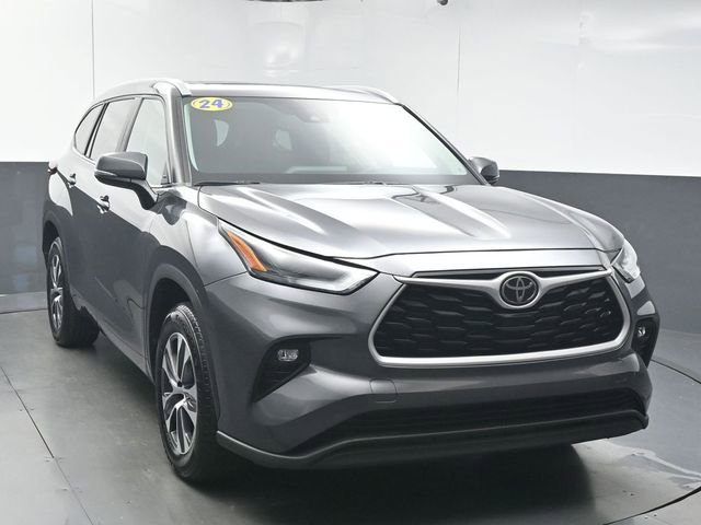 Used 2024 Toyota Highlander XLE FWD image 2