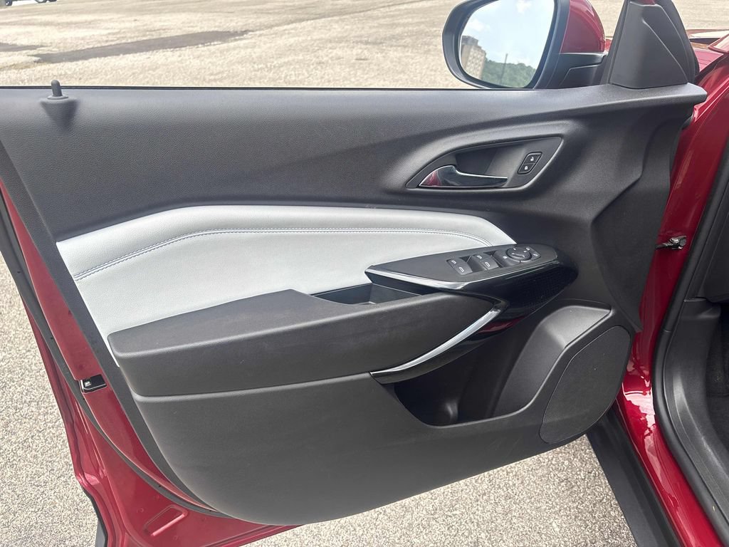 Used 2025 Chevrolet Trax LT FWD image 9