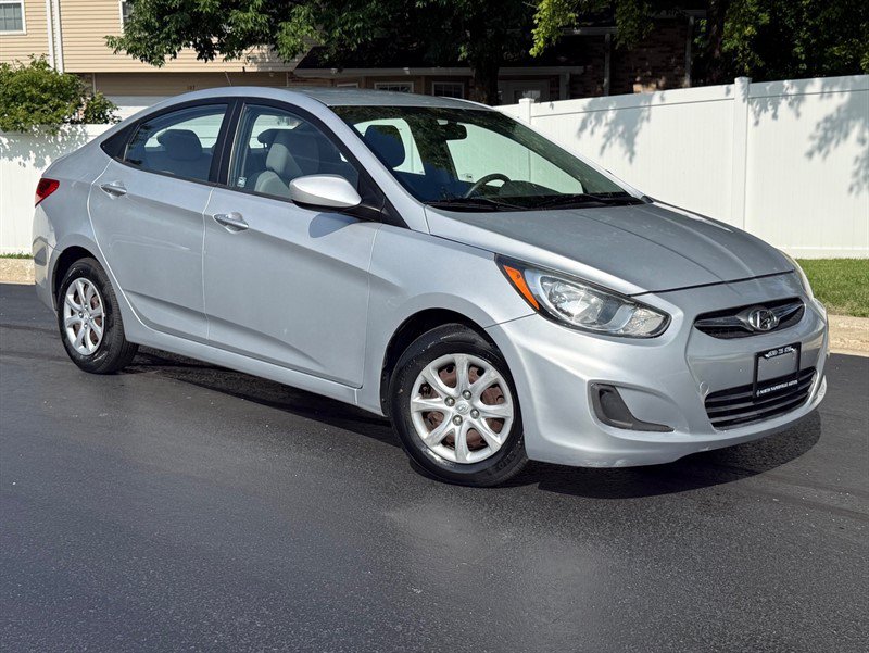Used 2012 Hyundai Accent GLS FWD image 2