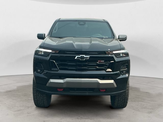 Used 2025 Chevrolet Colorado Z71 w/ Technology Package AWD/4WD image 3