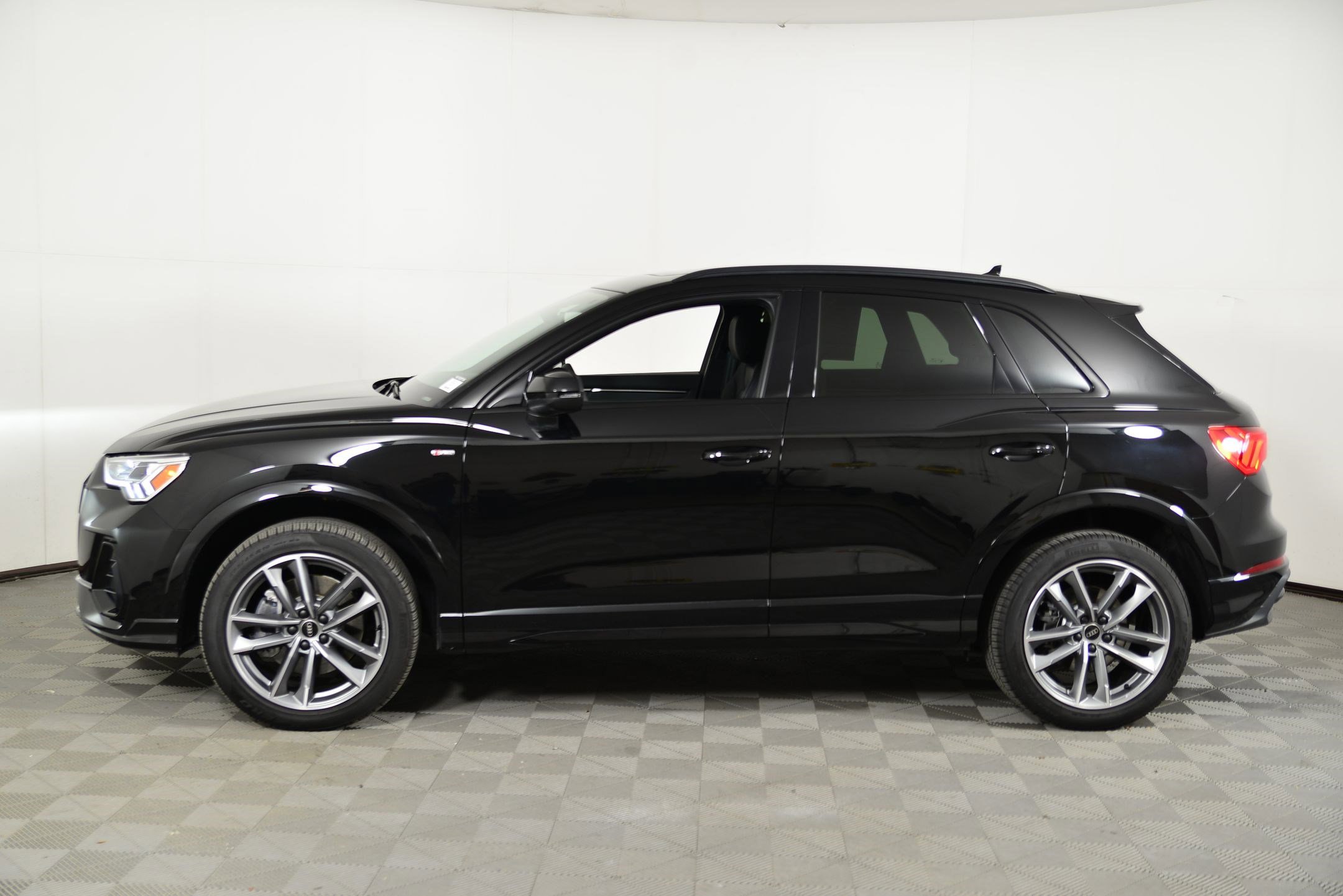 Certified 2025 Audi Q3 2.0T Premium w/ Convenience Package image 2