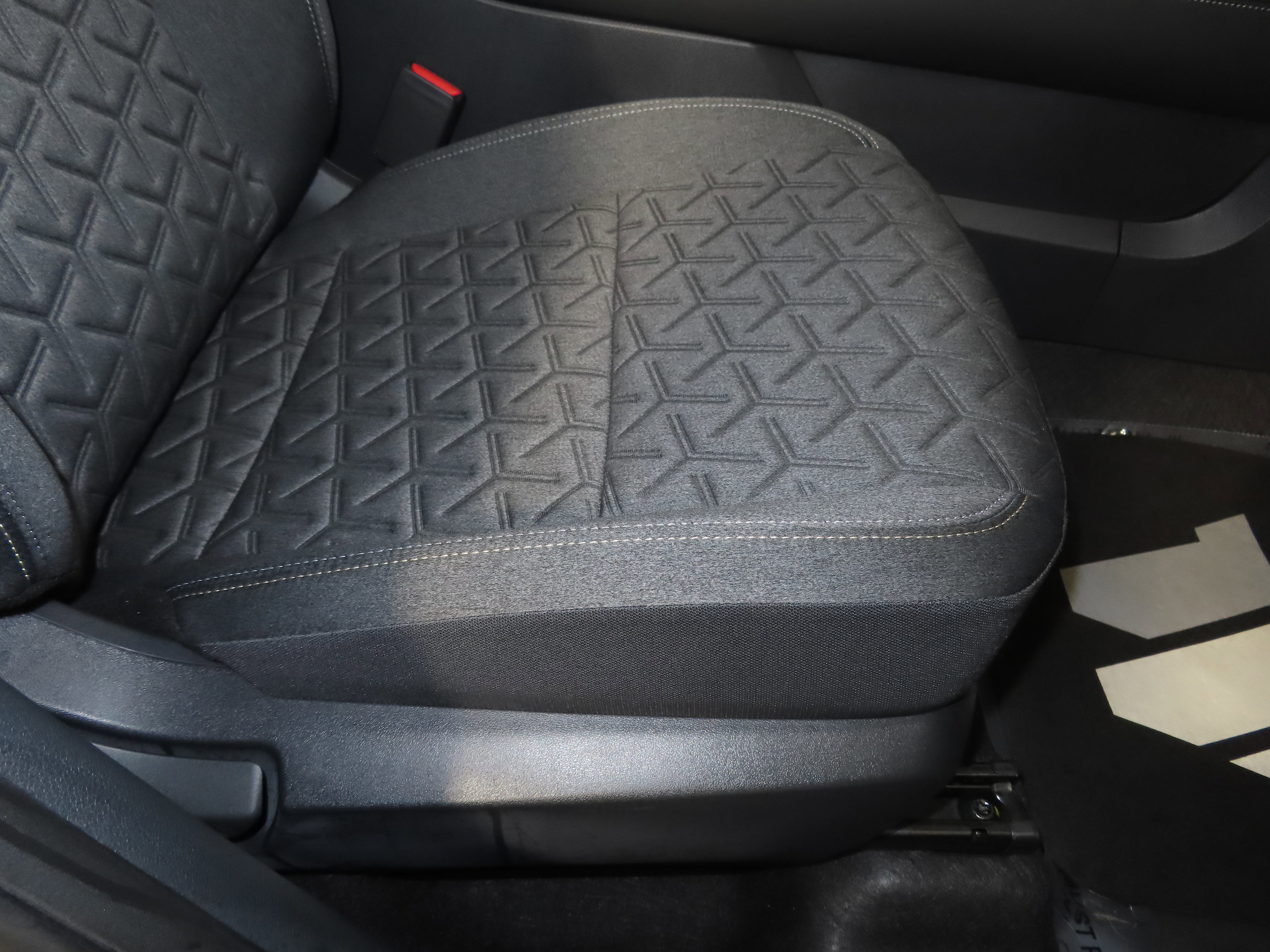 Certified 2025 Nissan Kicks SV w/ Charging Package image 31