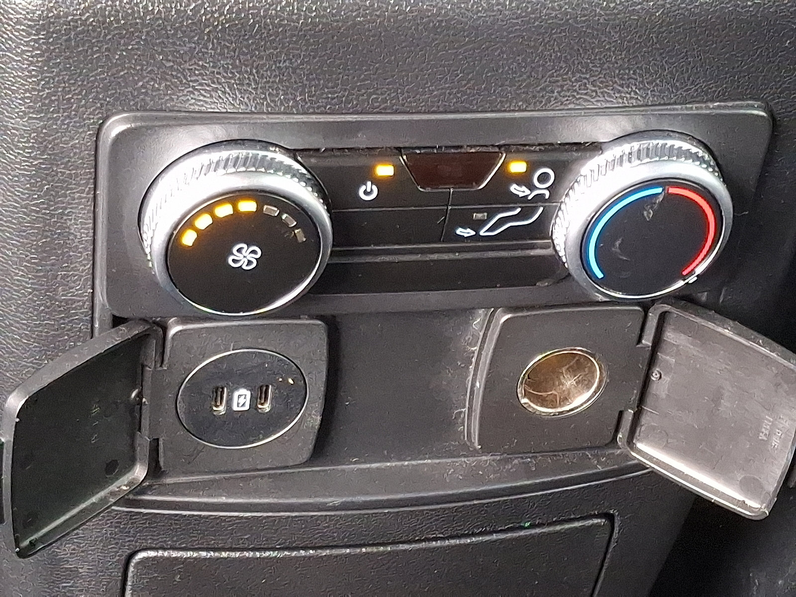 Used 2023 Ford Explorer XLT image 12