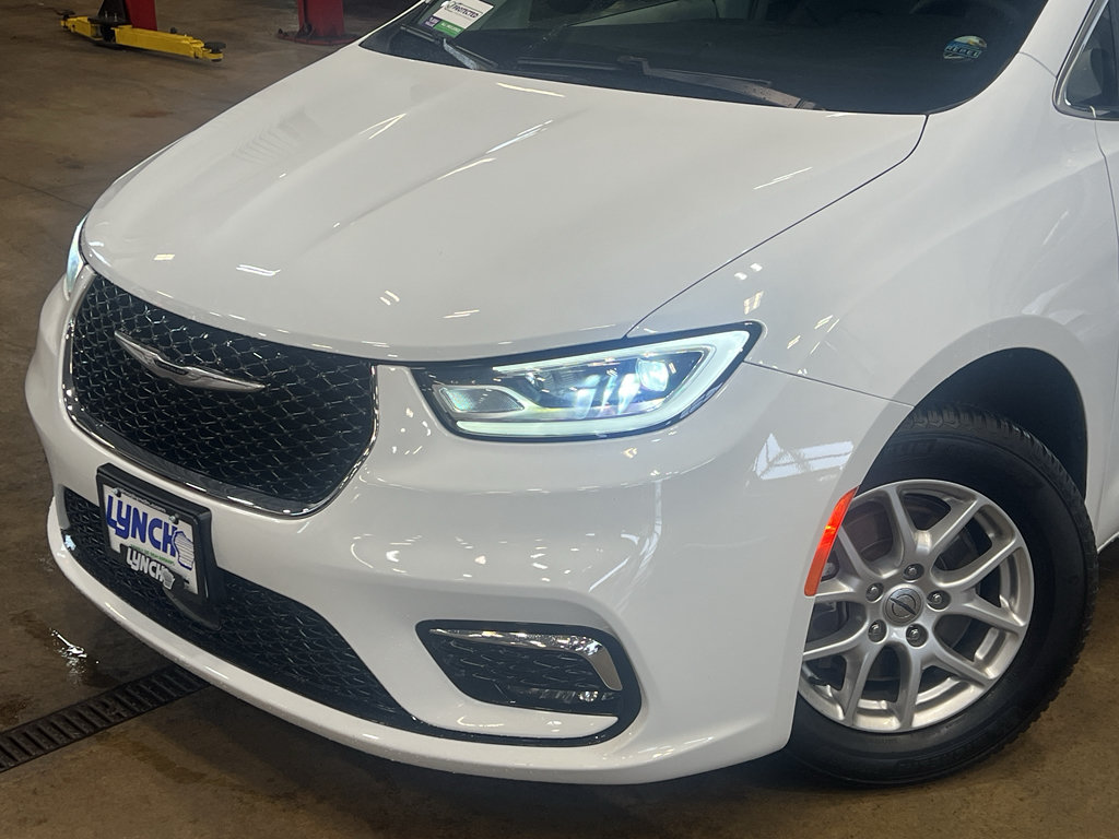 Used 2023 Chrysler Pacifica Touring-L FWD image 8