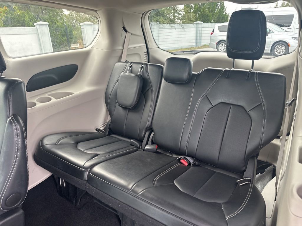 Used 2024 Chrysler Pacifica Touring-L image 15