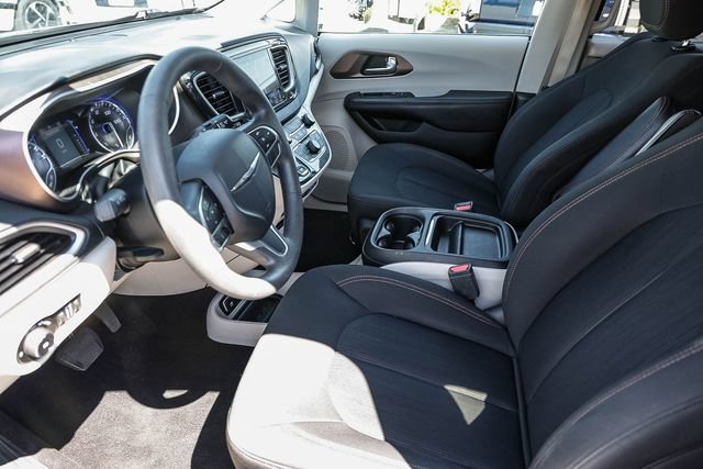 Used 2018 Chrysler Pacifica Touring Plus w/ Tire & Wheel Group FWD image 23