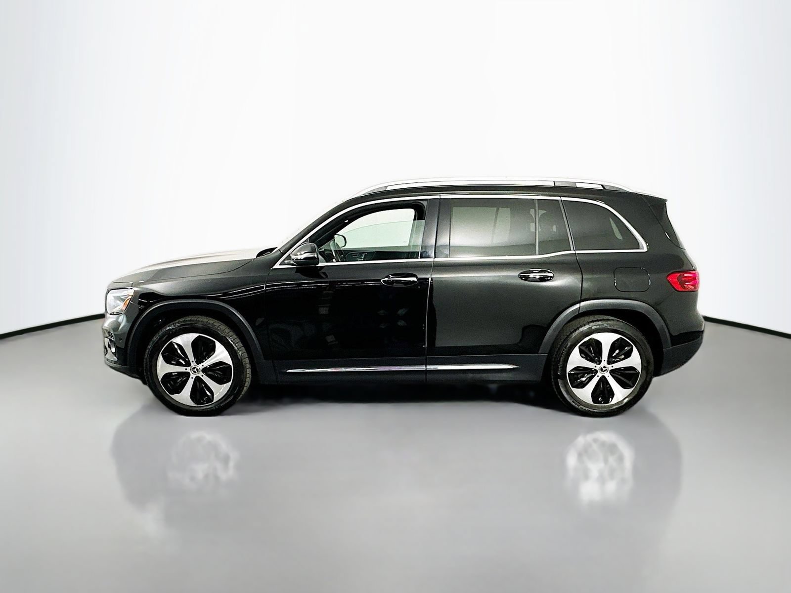 Used 2025 Mercedes-Benz GLB 250 4MATIC image 4