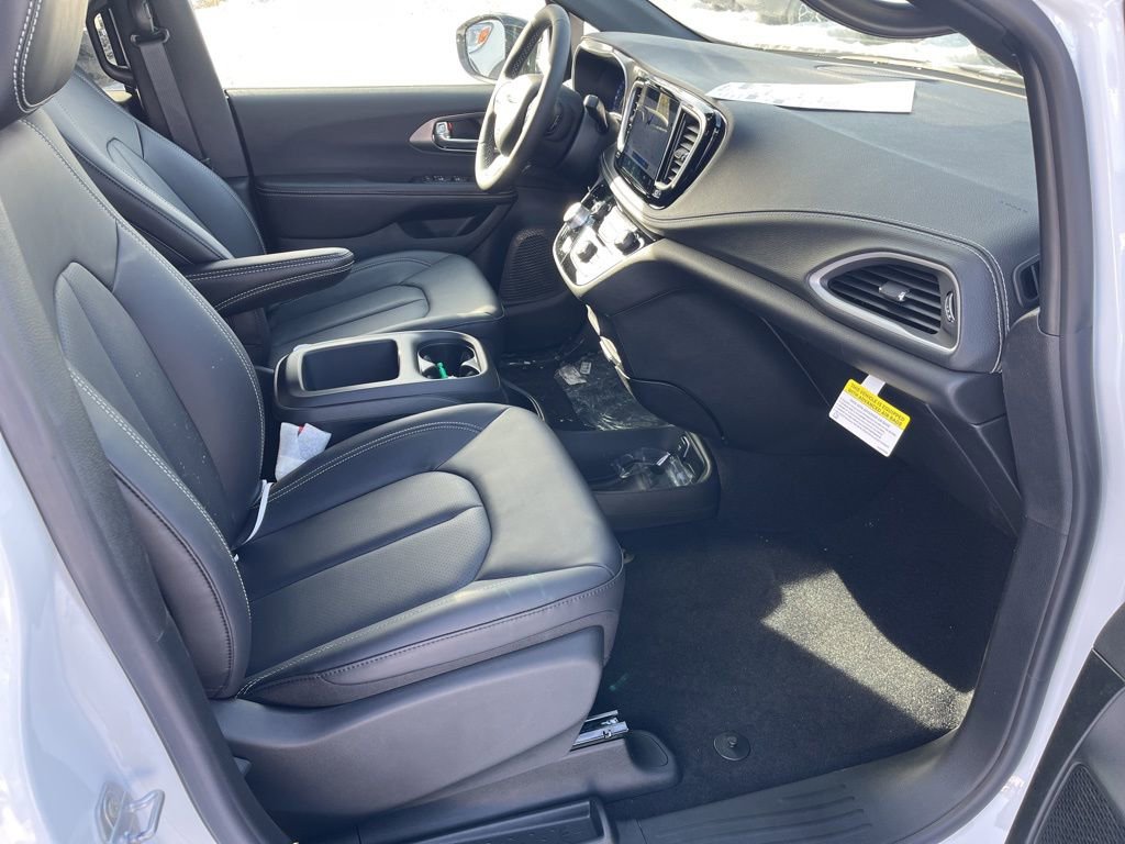 New 2026 Chrysler Pacifica Select FWD image 11