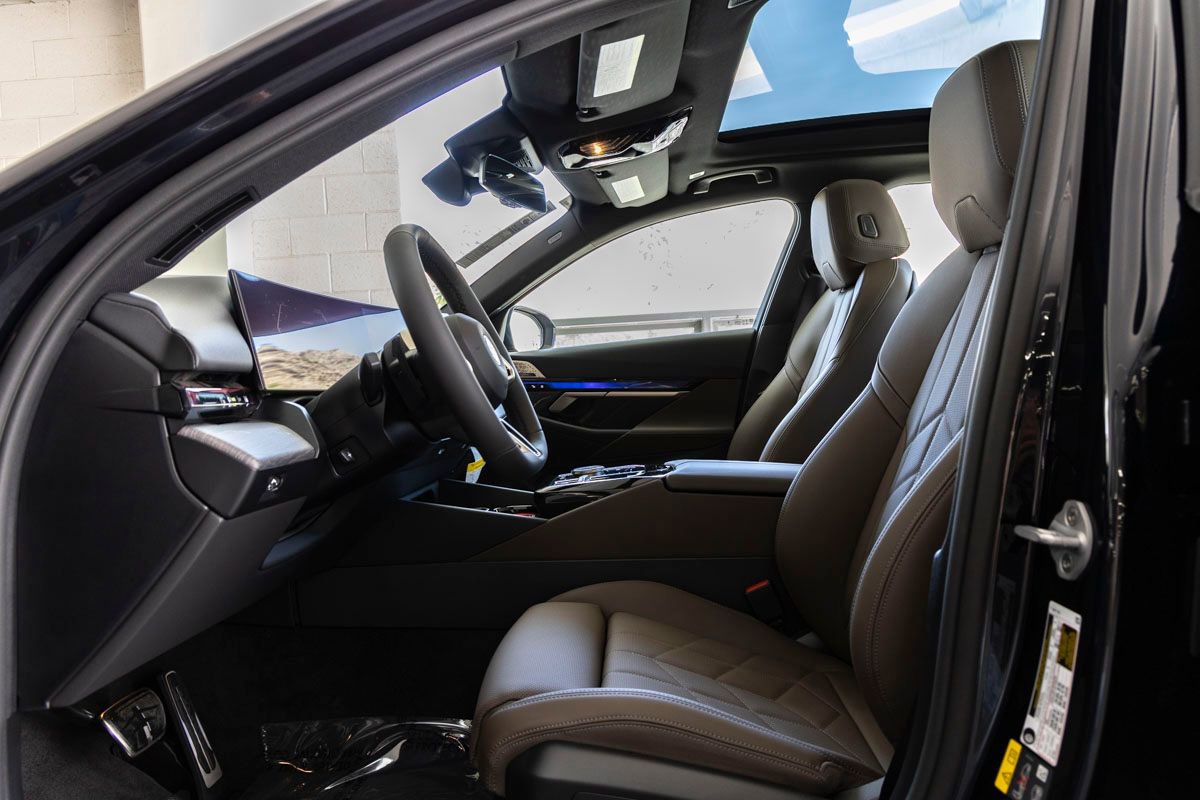 New 2026 BMW 550e xDrive w/ Premium Package AWD/4WD image 15