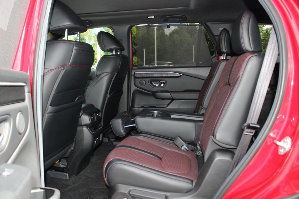 Certified 2025 Honda Pilot Black Edition image 14