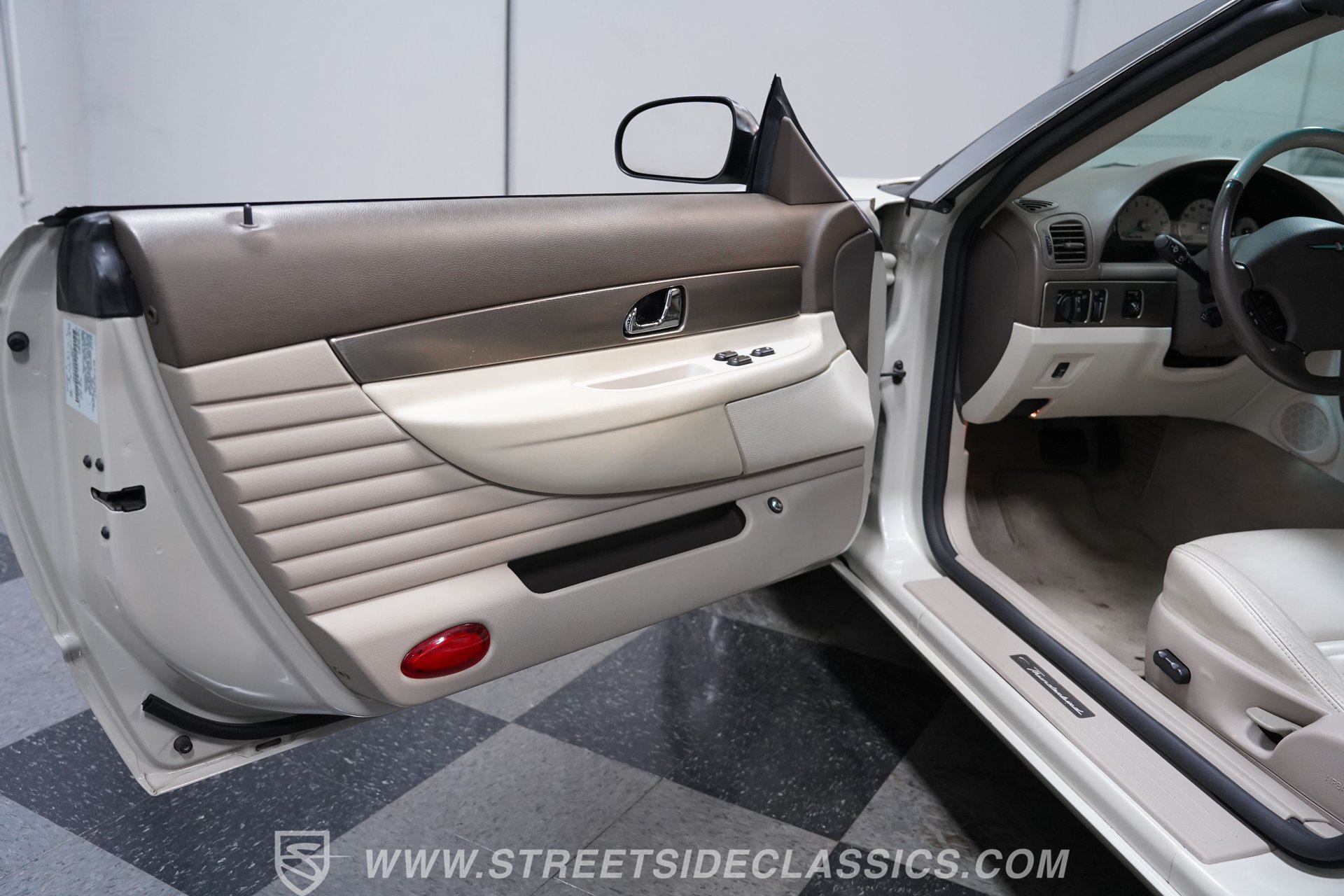 Used 2005 Ford Thunderbird 50th Anniversary RWD image 29