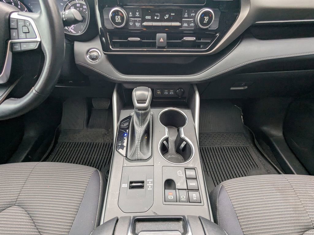Used 2023 Toyota Highlander LE image 19