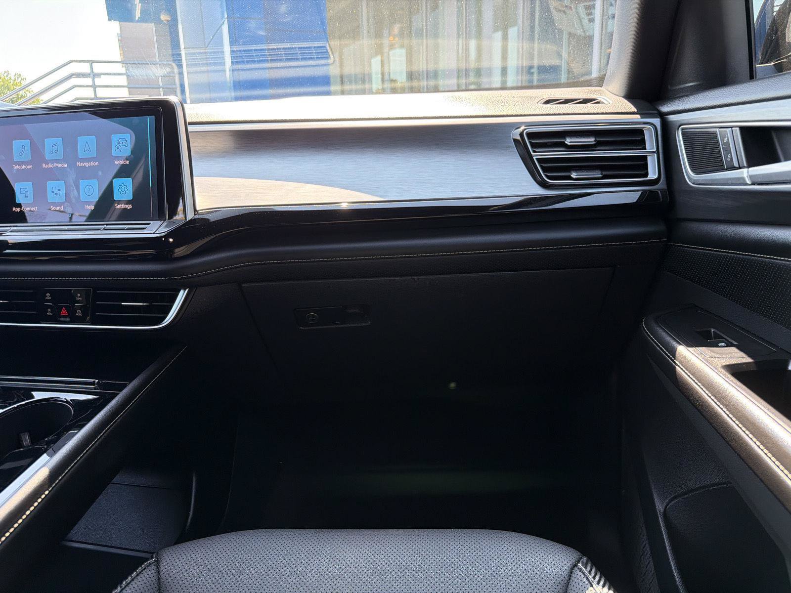 Used 2024 Volkswagen Atlas Cross Sport SE FWD image 30