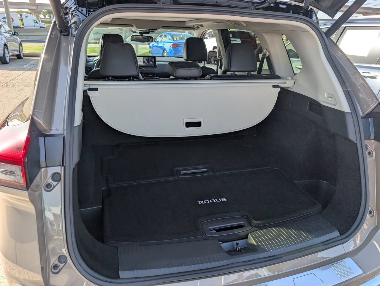 Certified 2024 Nissan Rogue Platinum w/ Platinum Premium Package FWD image 28